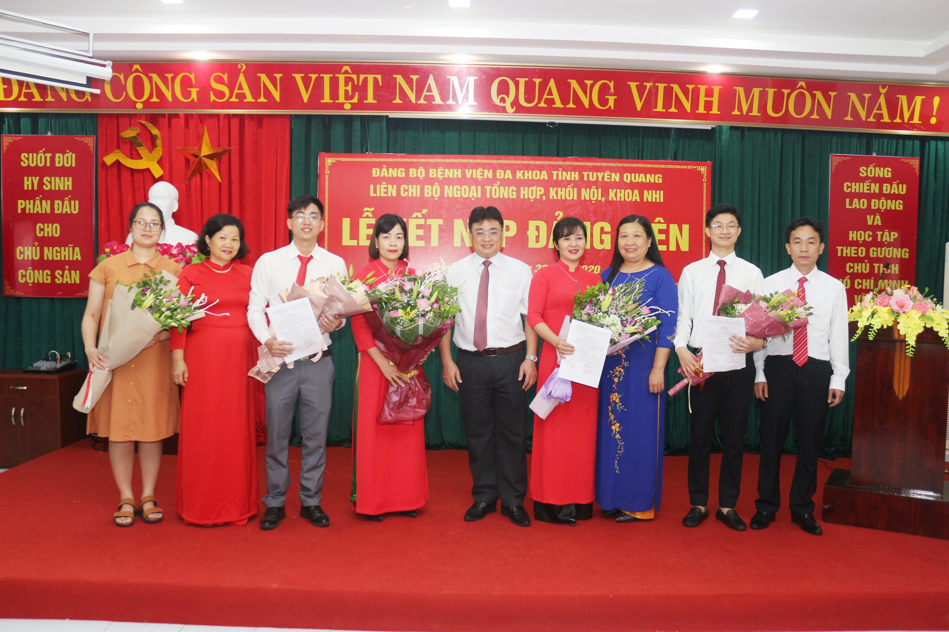 Đảng bộ Bệnh viện đa khoa tỉnh Tuyên Quang kết nạp thêm 05 Đảng viên mới