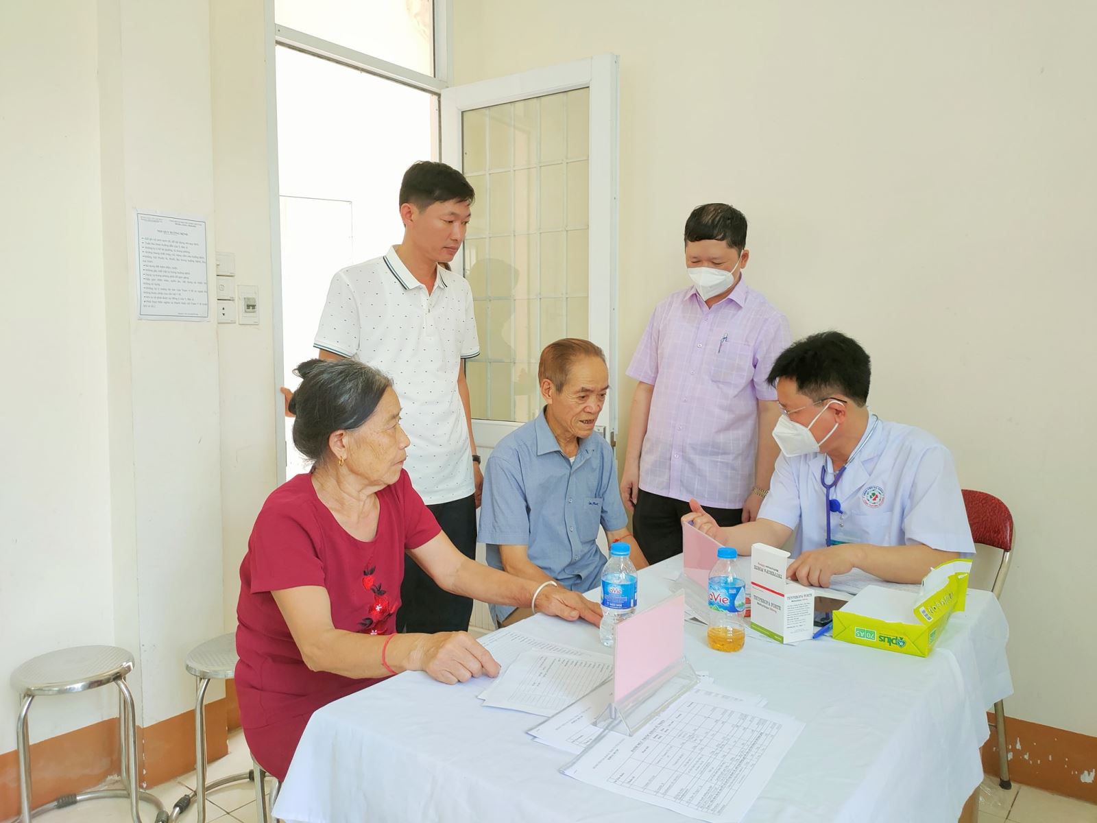Gần 350 người dân thuộc hộ nghèo, gia đình chính sách, trẻ em dưới 6 tuổi và người cao tuổi xã Khuôn Hà - Lâm Bình được Bệnh viện đa khoa tỉnh Tuyên Quang khám, tư vấn, cấp phát thuốc miễn phí.