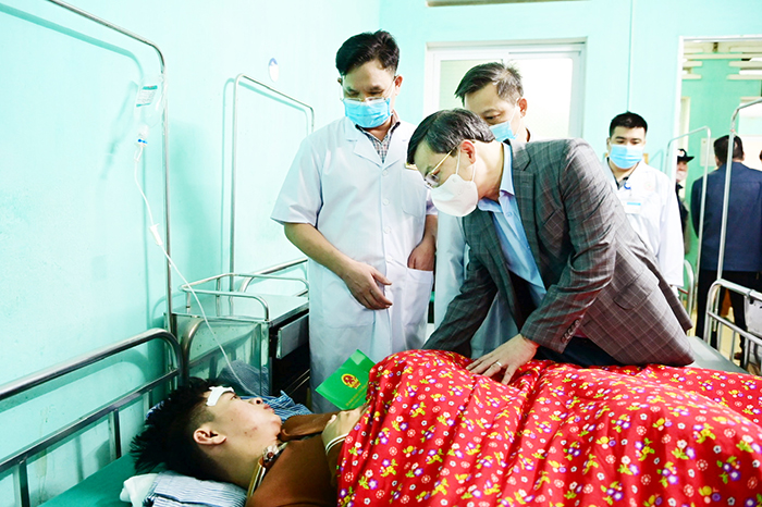 Chủ tịch UBND tỉnh Nguyễn Văn Sơn thăm hỏi, trao hỗ trợ của tỉnh cho nạn nhân vụ tai nạn giao thông tại km16 Quốc lộ 2 đang điều trị tại Bệnh viện đa khoa tỉnh Tuyên Quang.