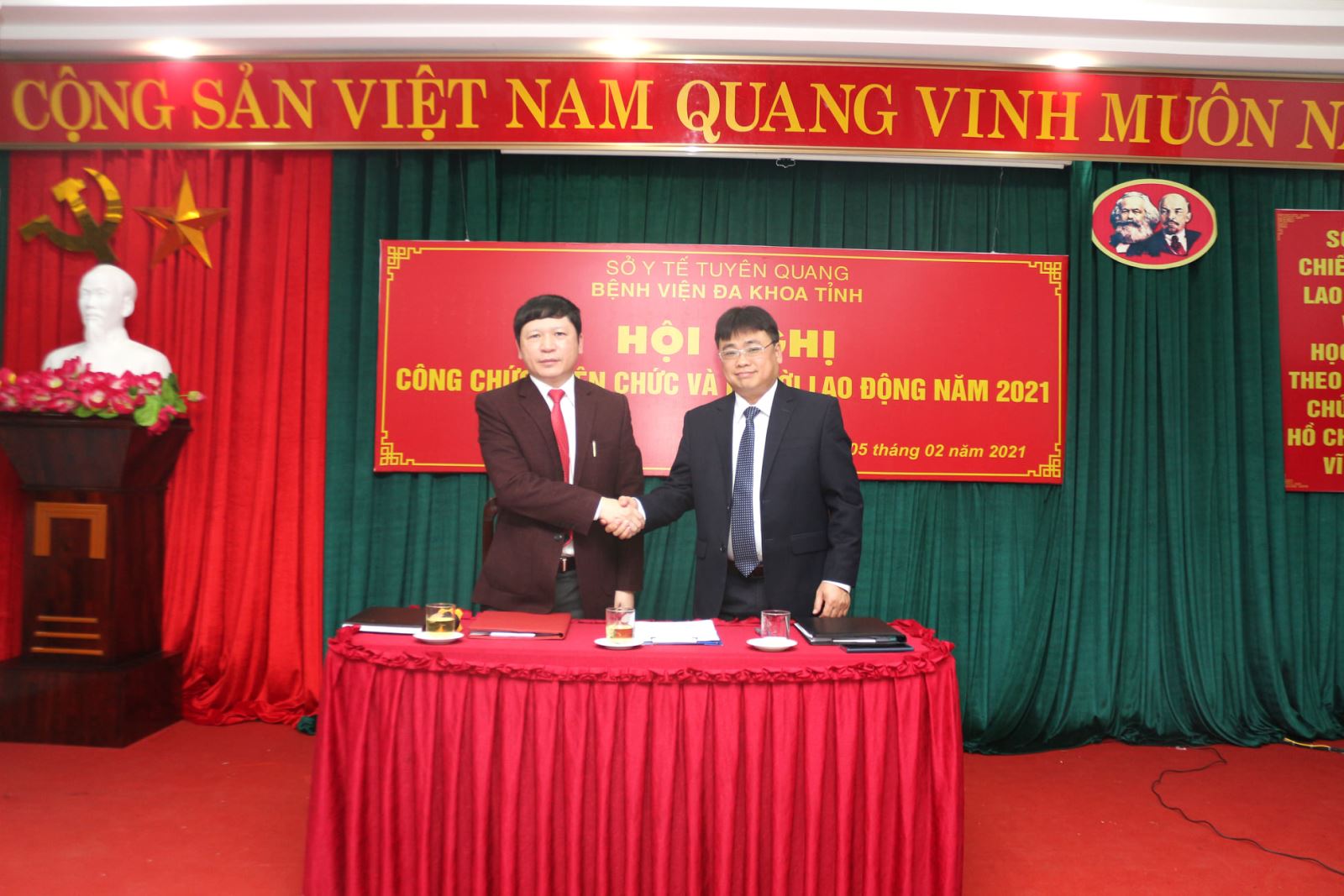 Giám đốc Bệnh viện và Chủ tịch Công đoàn Bệnh viện ký cam kết thi đua giữa Chính quyền và Công đoàn về việc thực hiện Nghị quyết Hội nghị CNVC Bệnh viện đa khoa tỉnh Tuyên Quang năm 2021.