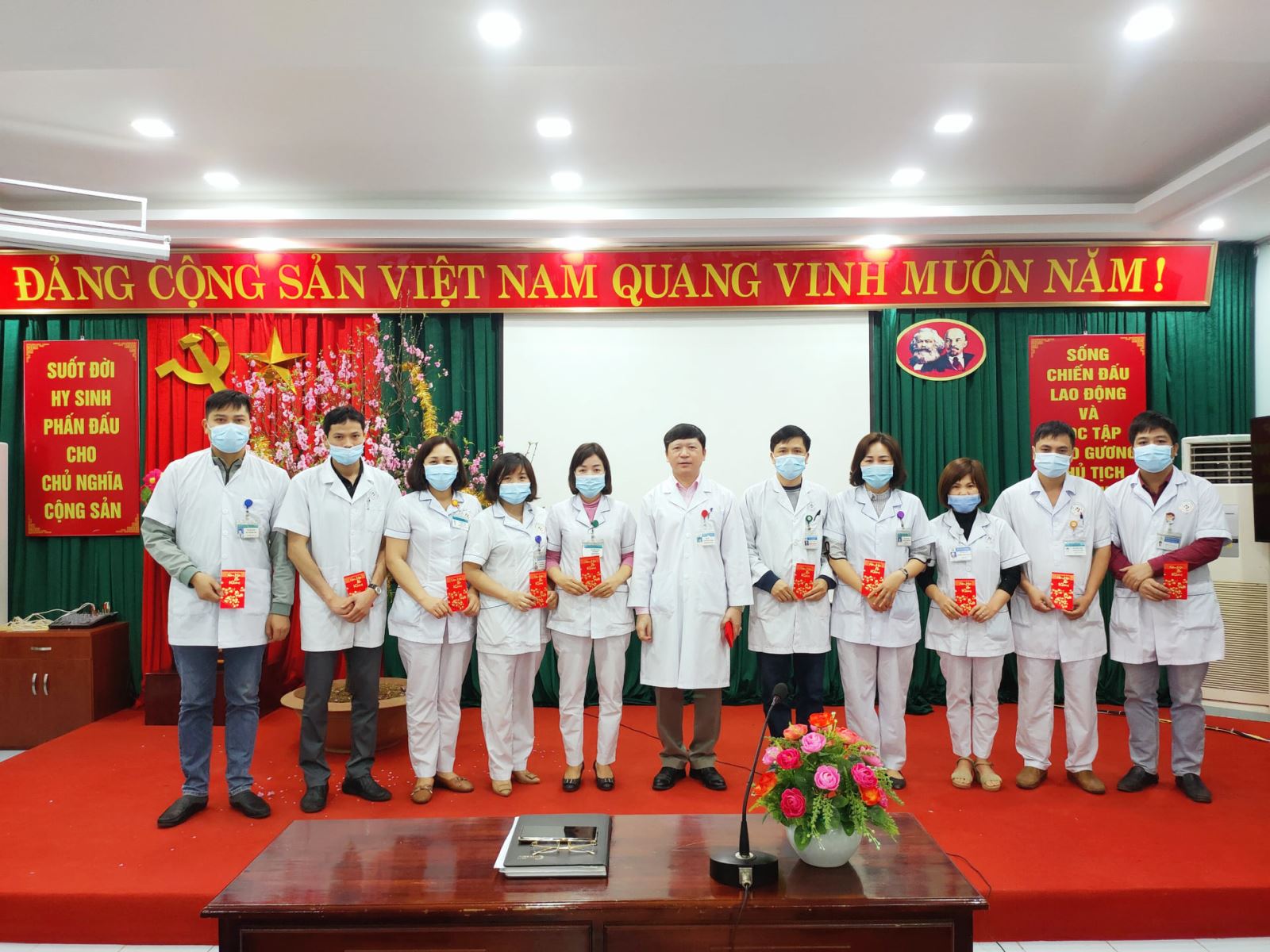 Đ/c Phạm Quang Thanh – Bí thư Đảng ủy, Giám đốc Bệnh viện đã trao tặng lì xì mừng năm mới cho các cán bộ chủ chốt.