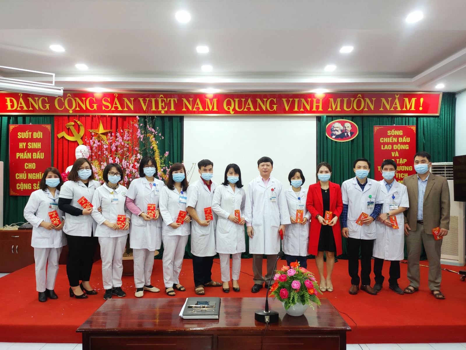 Đ/c Phạm Quang Thanh – Bí thư Đảng ủy, Giám đốc Bệnh viện đã trao tặng lì xì mừng năm mới cho các cán bộ chủ chốt.