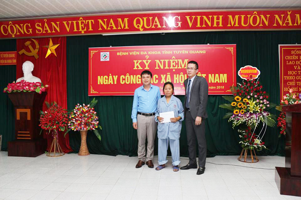 Đại diện Viettel Tuyên Quang và đại diện Ngân hàng MB trao tặng 10.000.000 đồng cho bệnh nhân