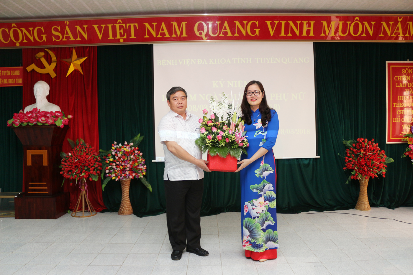 Đ/c Ngọc Đại Cương trao tặng hoa cho đại diện các cán bộ nữ CNVCLĐ tham dự tọa đàm