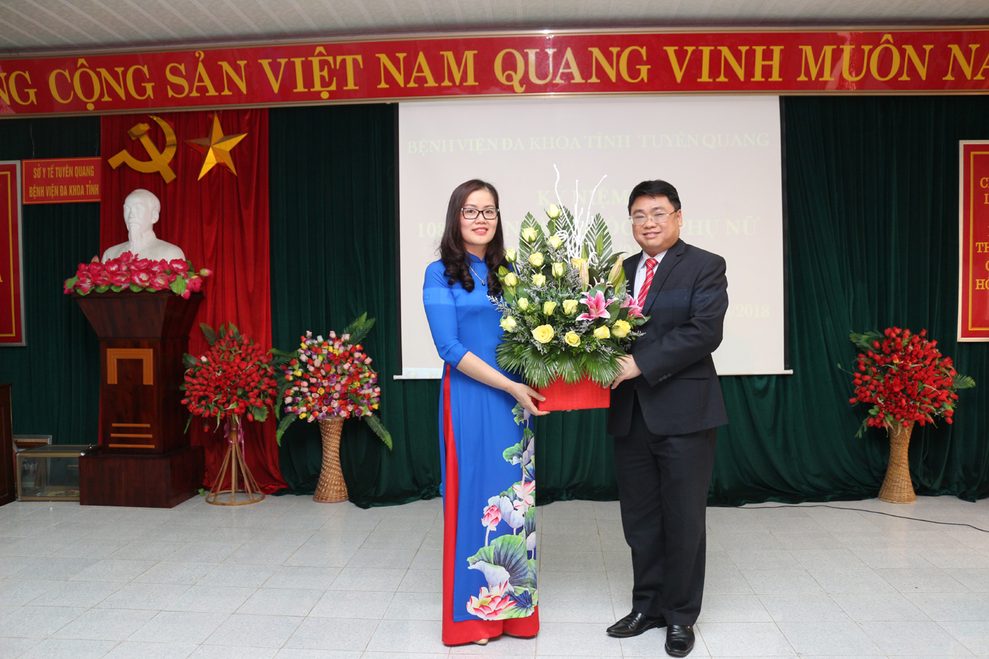 Đ/c Đoàn Lương Anh trao tặng hoa cho đại diện các cán bộ nữ CNVCLĐ tham dự tọa đàm