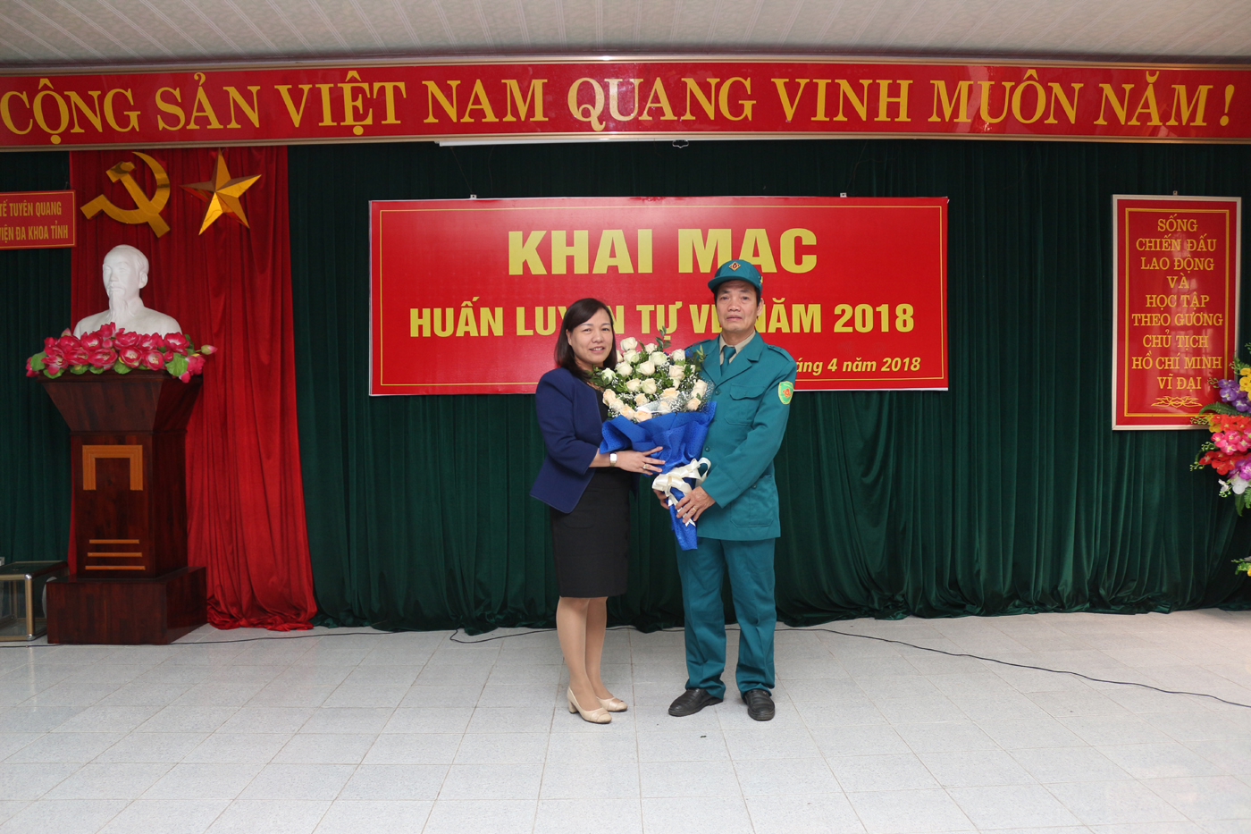 Đ/c Phạm Thị Thanh Bình – Phó Chủ tịch Công đoàn Bệnh viện tặng hoa chúc mừng cho BCH Quân sự Bệnh viện
