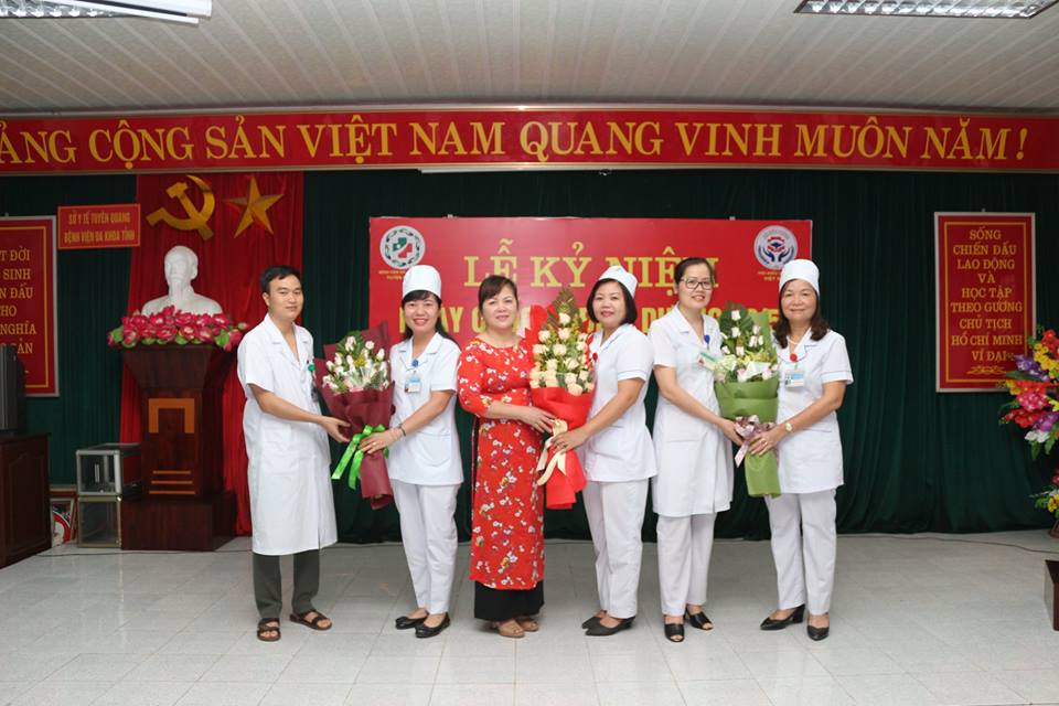 Các Đại biểu tặng hoa cho Đại diện các Điều dưỡng viên của Bệnh viện