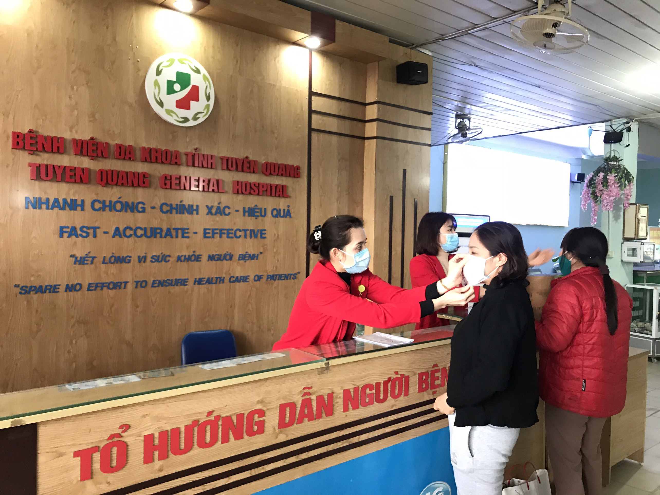 Bệnh viện đa khoa tỉnh Tuyên Quang: Phát khẩu trang miễn phí cho người bệnh đến khám bệnh