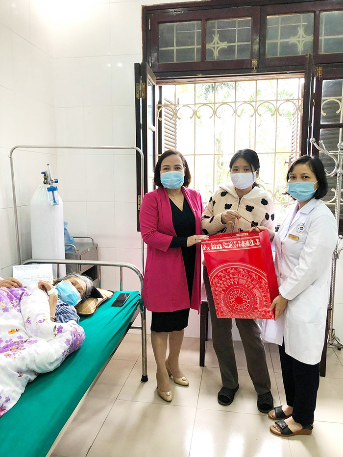 Bệnh viện đa khoa tỉnh Tuyên Quang đến thăm, tặng quà Tết cho Mẹ Việt Nam Anh Hùng và thương binh hạng 1/4