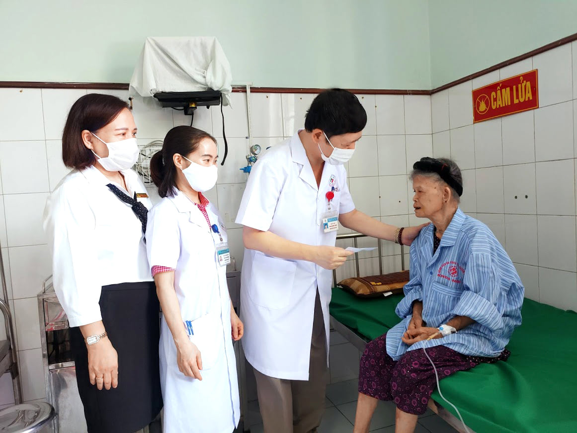 Giám đốc Bệnh viện đa khoa tỉnh Tuyên Quang đến thăm và tặng quà cho Mẹ Việt Nam Anh Hùng Lâm Thị Giã.
