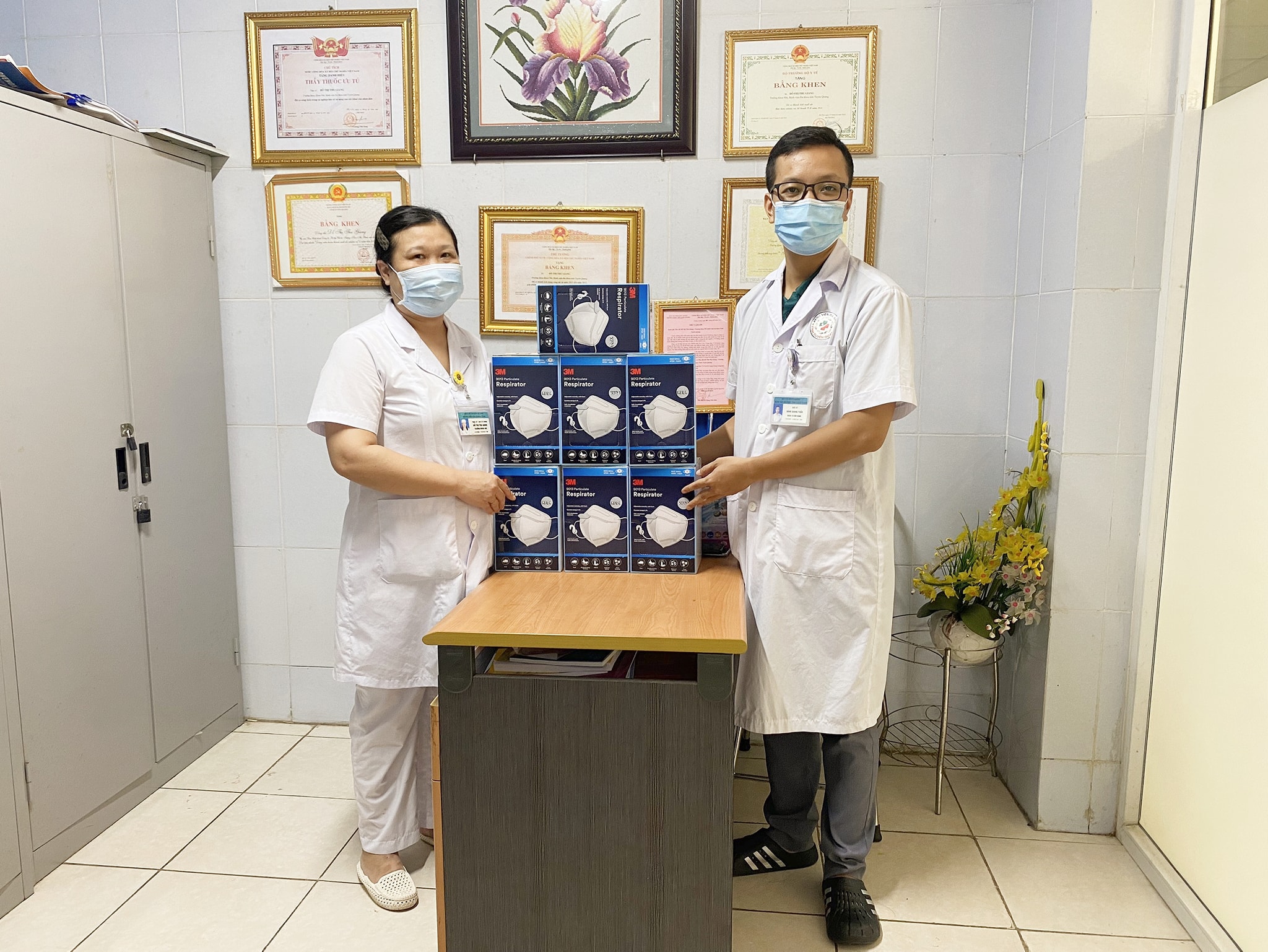 Xin trân trọng cảm ơn Thạc sỹ Bác sỹ Đỗ Thị Thu Giang - Trưởng khoa Nhi, Bệnh viện Đa Khoa tỉnh Tuyên Quang đã ủng hộ cho các cán bộ y tế của Bệnh viện đi tăng cường hỗ trợ phòng chống dịch Covid-19 tại TP.HCM (đợt 2) mỗi người 1 hộp khẩu trang 3M.