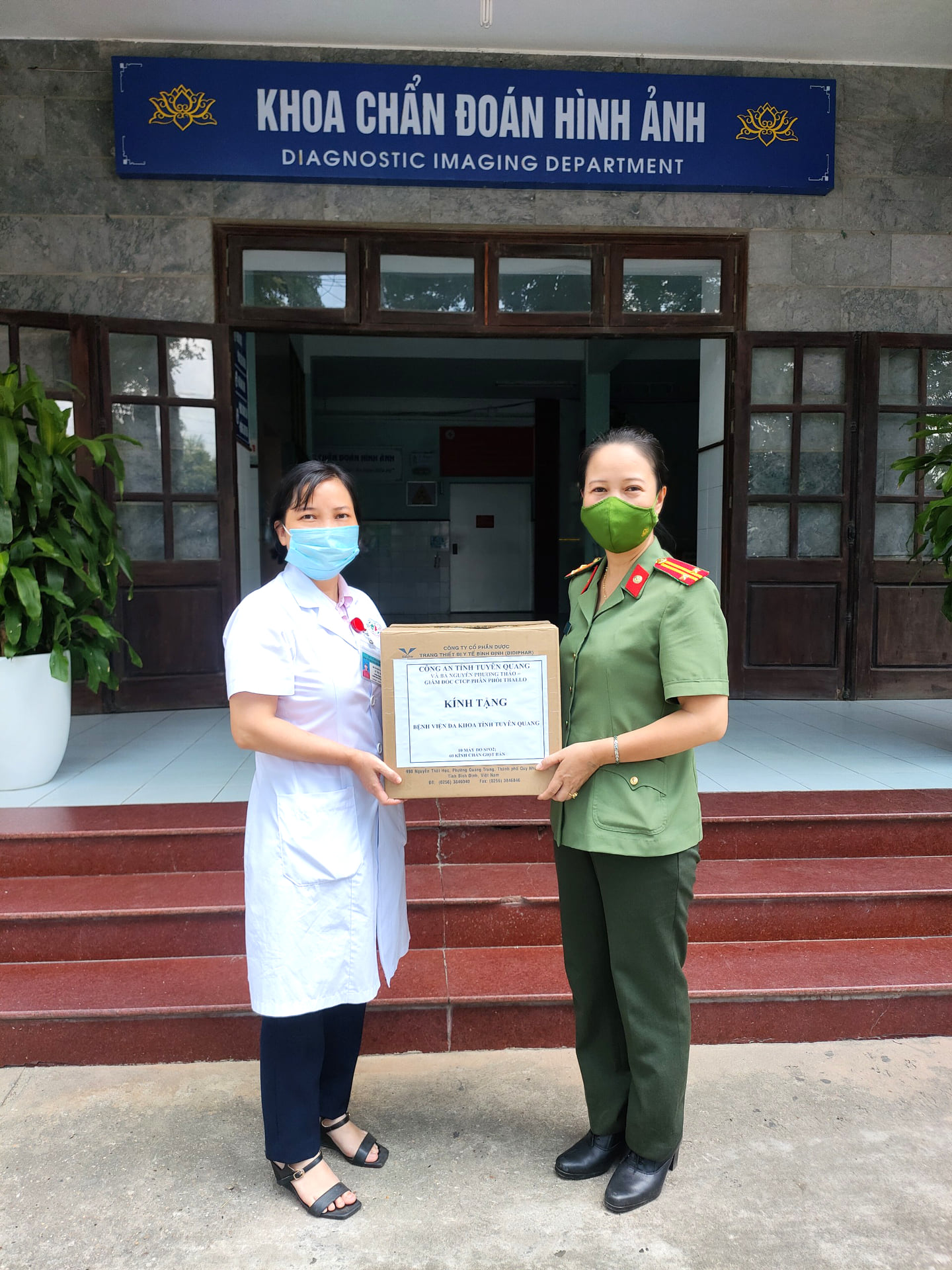 Bệnh viện đa khoa tỉnh Tuyên Quang xin trân trọng cảm ơn 👮‍♀️👮Công an tỉnh Tuyên Quang và 👩bà Nguyễn Phương Thảo - Giám đốc Công ty Cổ phần Phân phối Thallo đã ủng hộ: ✅ 10 máy đo SPO2 ✅ 60 kính chắn giọt bắn