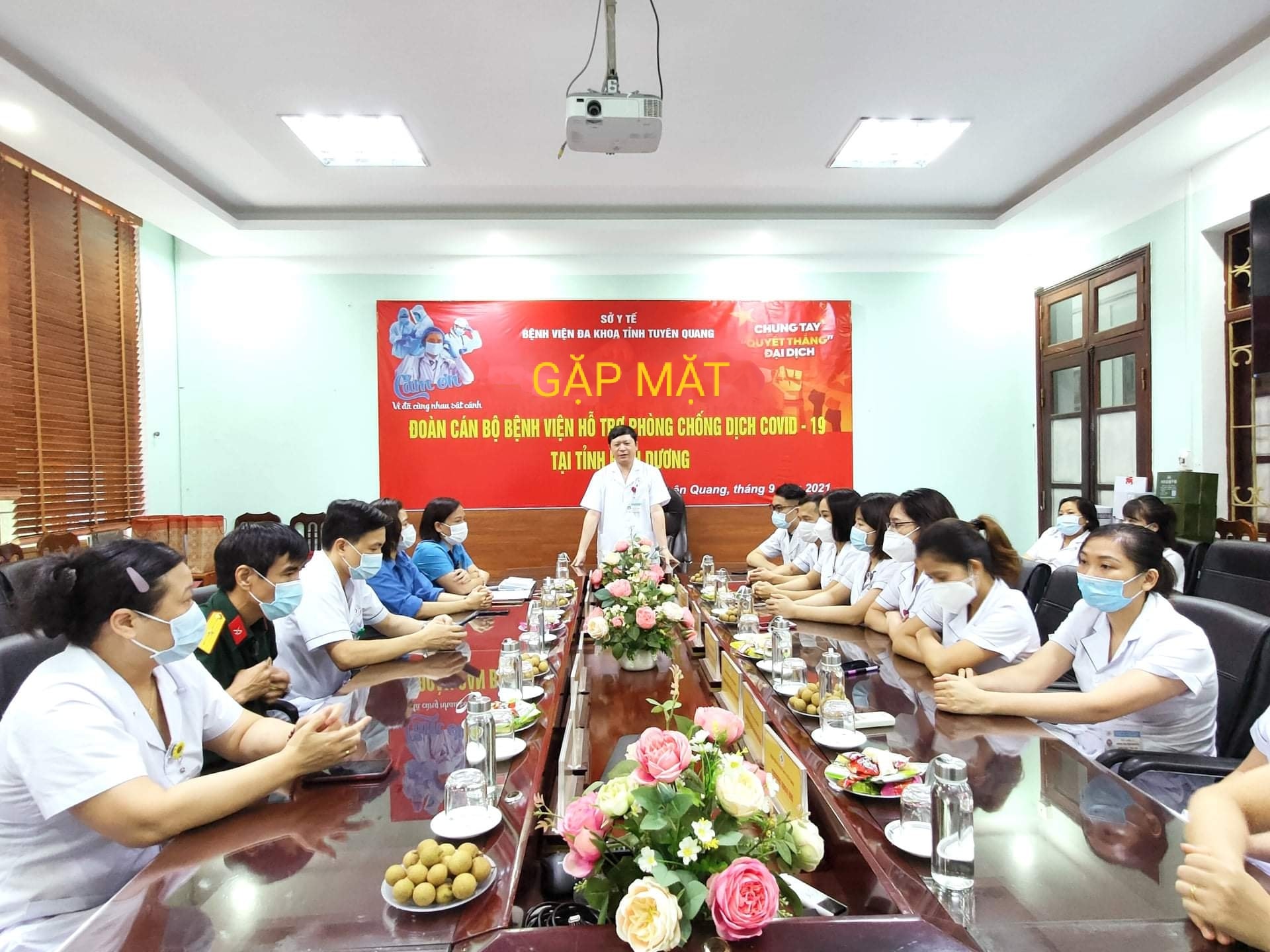 Bệnh viện đa khoa tỉnh Tuyên Quang tiếp tục gặp mặt 10 cán bộ y tế đi tăng cường hỗ trợ phòng chống dịch tại Bình Dương.