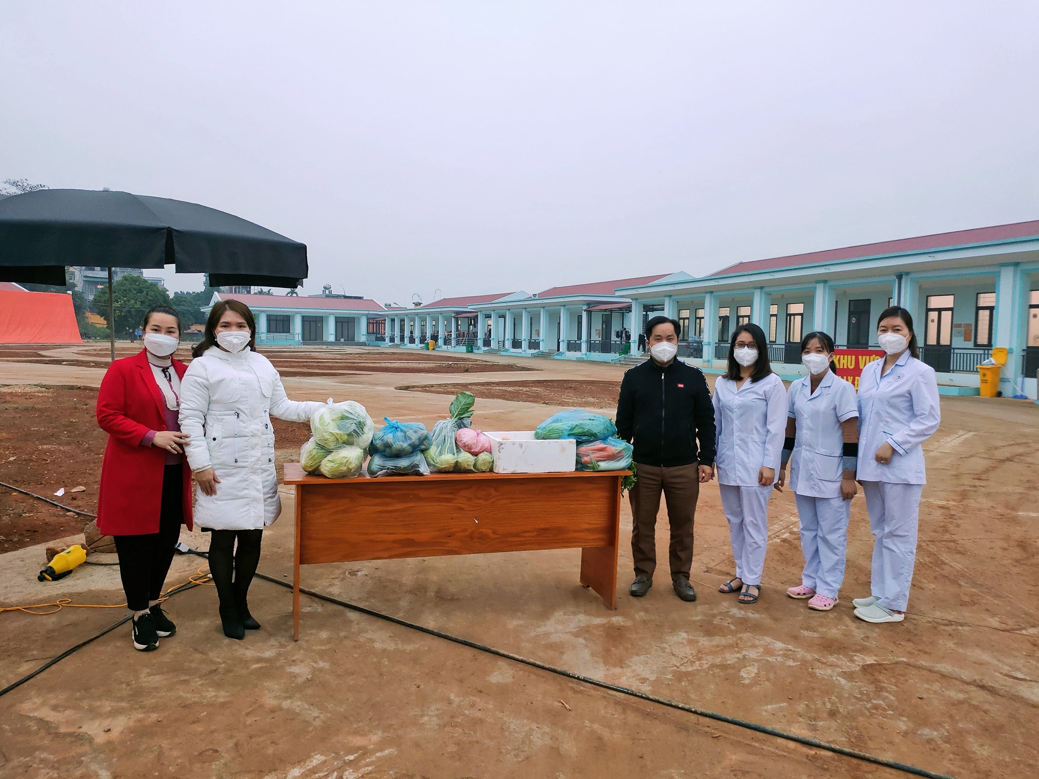 Thăm hỏi, động viên, trao tặng quà cho các y bác sỹ đang công tác ở Cơ sở thu dung điều trị bệnh nhân Covid-19 thuộc Bệnh viện đa khoa tỉnh Tuyên Quang
