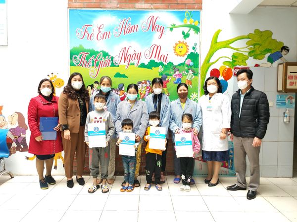 Bảo hiểm xã hội tỉnh Tuyên Quang trao tặng 05 suất quà Tết cho các bệnh nhi có hoàn cảnh khó khăn tại Bệnh viện đa khoa tỉnh.