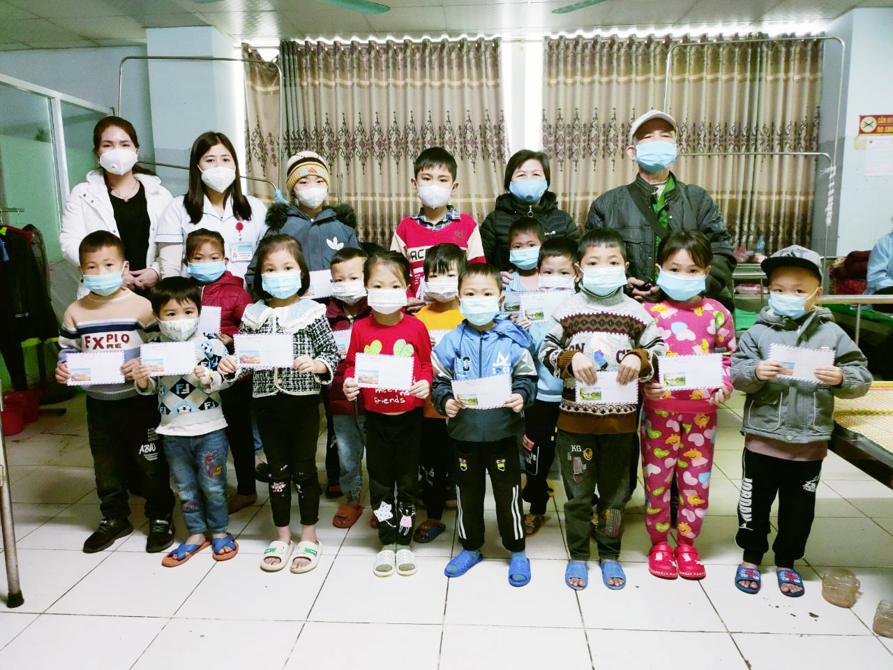 Đội tình nguyện viên Chữ thập đỏ Tân Hòa - Huyện Sơn Dương trao tặng 60 suất quà và 100 chiếc bánh trưng cho bệnh nhân có HCKK