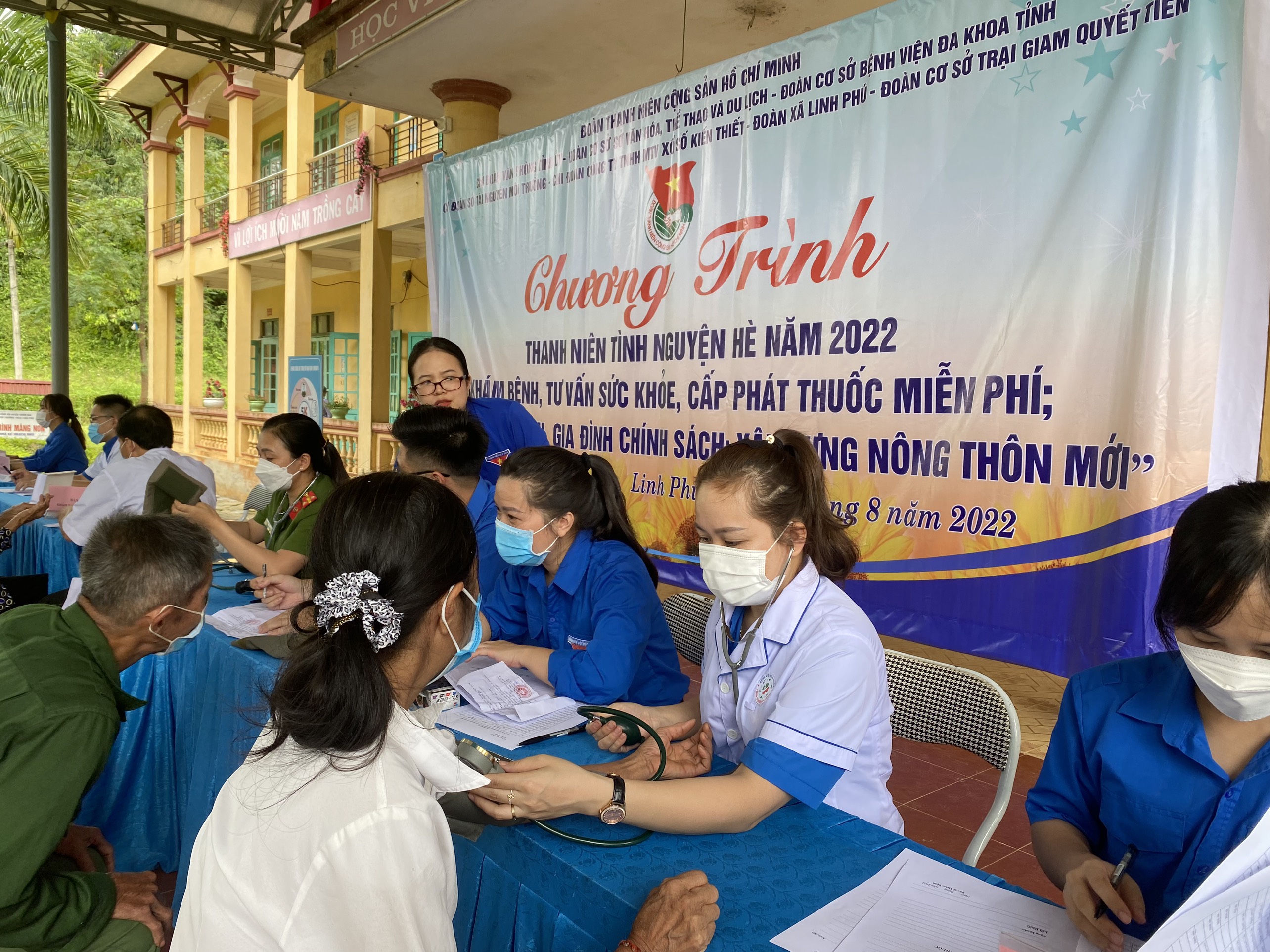 Khám, chữa bệnh và cấp phát thuốc miễn phí cho gần 200 lượt người dân trên bàn xã Linh Phú, huyện Chiêm Hóa.
