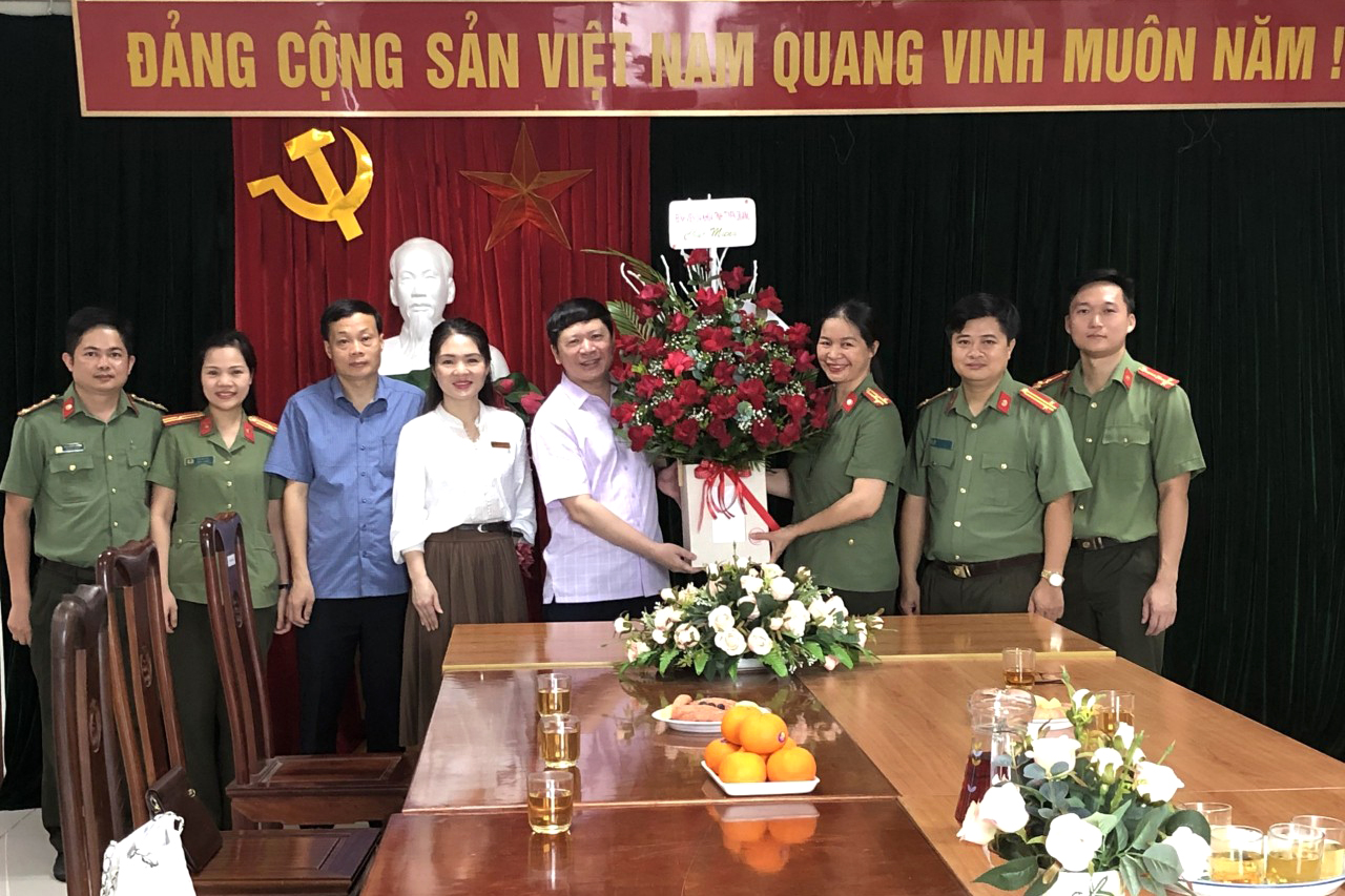 Bệnh viện đa khoa tỉnh Tuyên Quang tặng hoa chúc mừng Ngày truyền thống lực lượng Công an nhân dân.