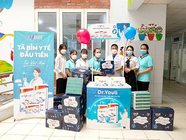 Công ty TNHH Youli Việt Nam đã trao tặng 800 chiếc bỉm Youli miễn phí cho bệnh nhi