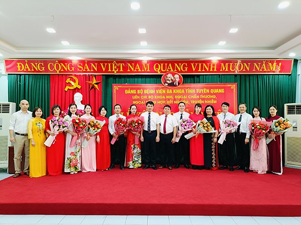 Đảng bộ Bệnh viện đa khoa tỉnh Tuyên Quang kết nạp 10 Đảng viên mới