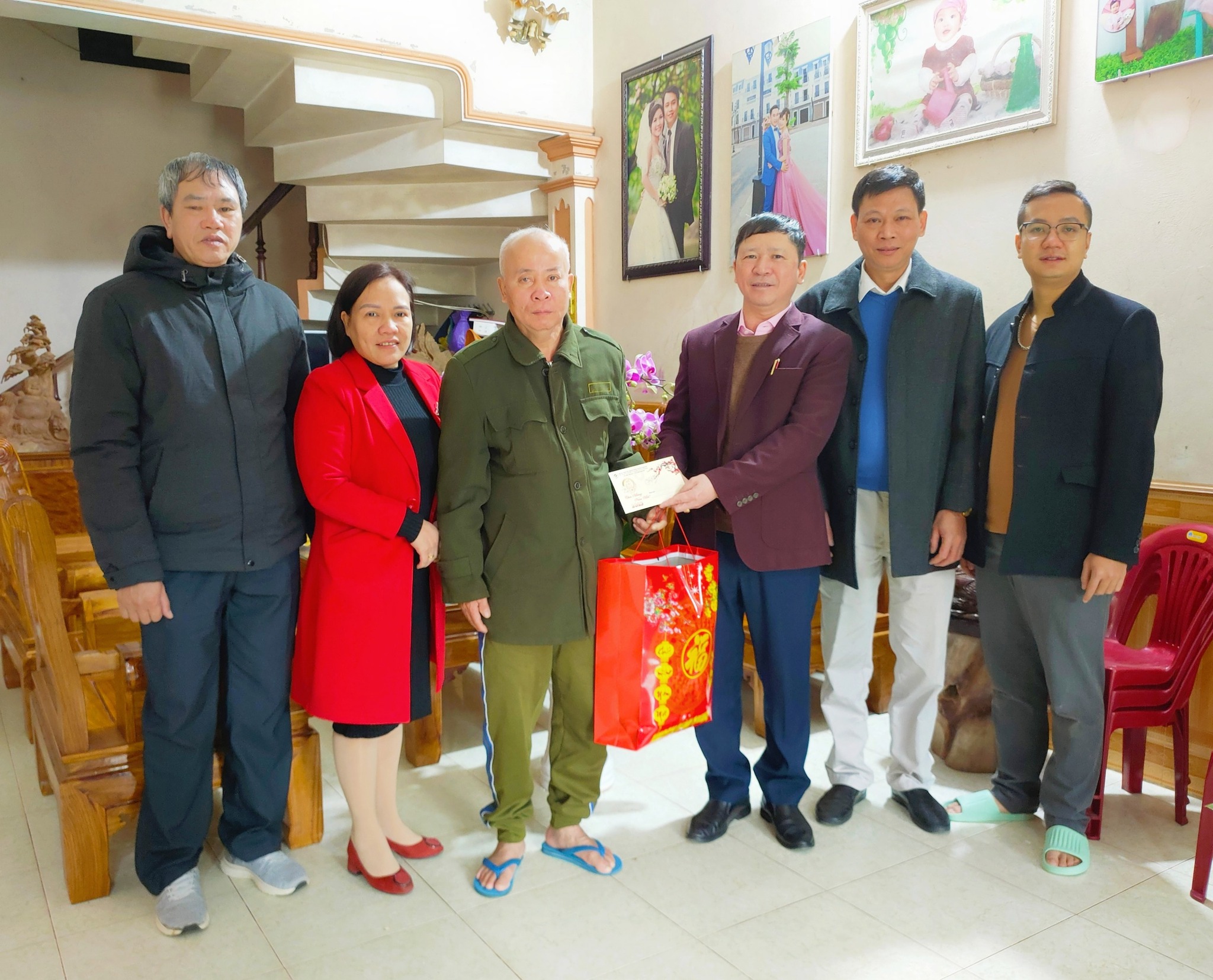 Bệnh viện đa khoa tỉnh Tuyên Quang đến thăm và tặng quà Tết cho gia đình chính sách
