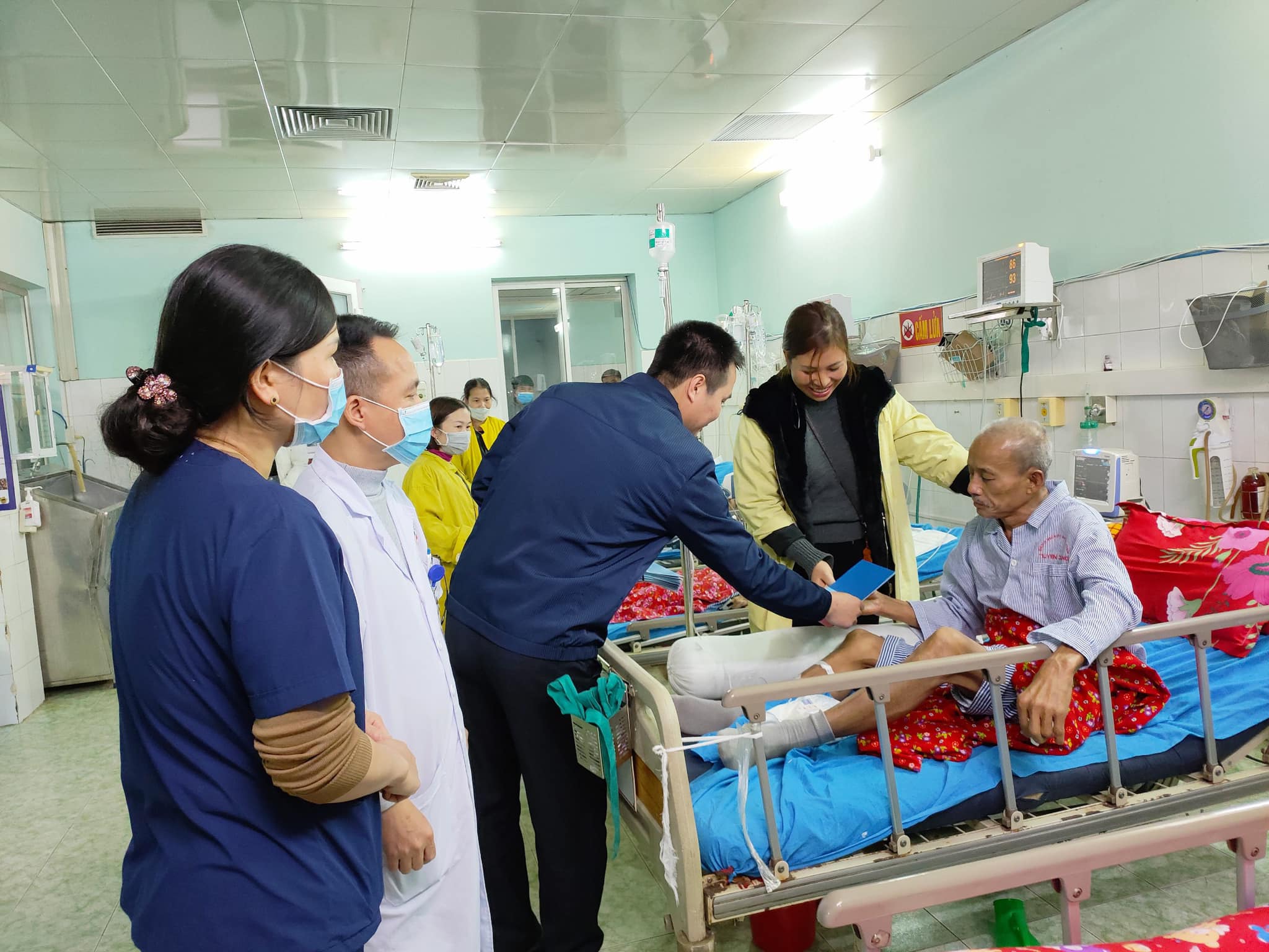 Tặng quà Tết cho 35 bệnh nhân nặng đang điều trị nội trú tại Bệnh viện