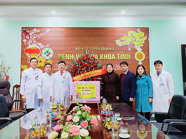 Lãnh đạo tỉnh Tuyên Quang thăm và chúc Tết Nguyên Đán Quý Mão 2023 tại Bệnh viện đa khoa tỉnh