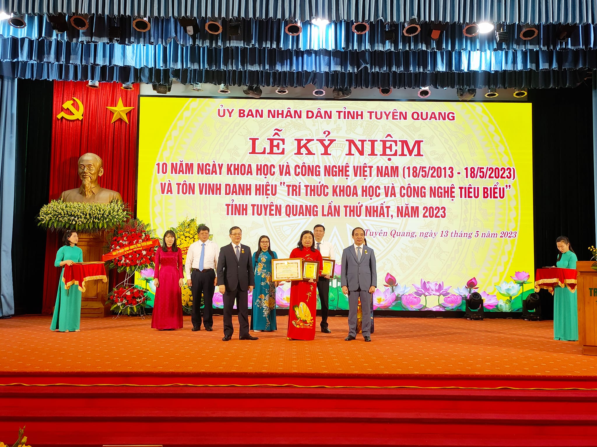 Tiến sĩ Bác sĩ Đỗ Thị Thu Giang - Trưởng khoa Nhi, Bệnh viện đa khoa tỉnh Vinh dự được Chủ tịch UBND tỉnh Tuyên Quang trao tặng Danh hiệu Trí thức khoa học và Công nghệ tiêu biểu tỉnh Tuyên Quang