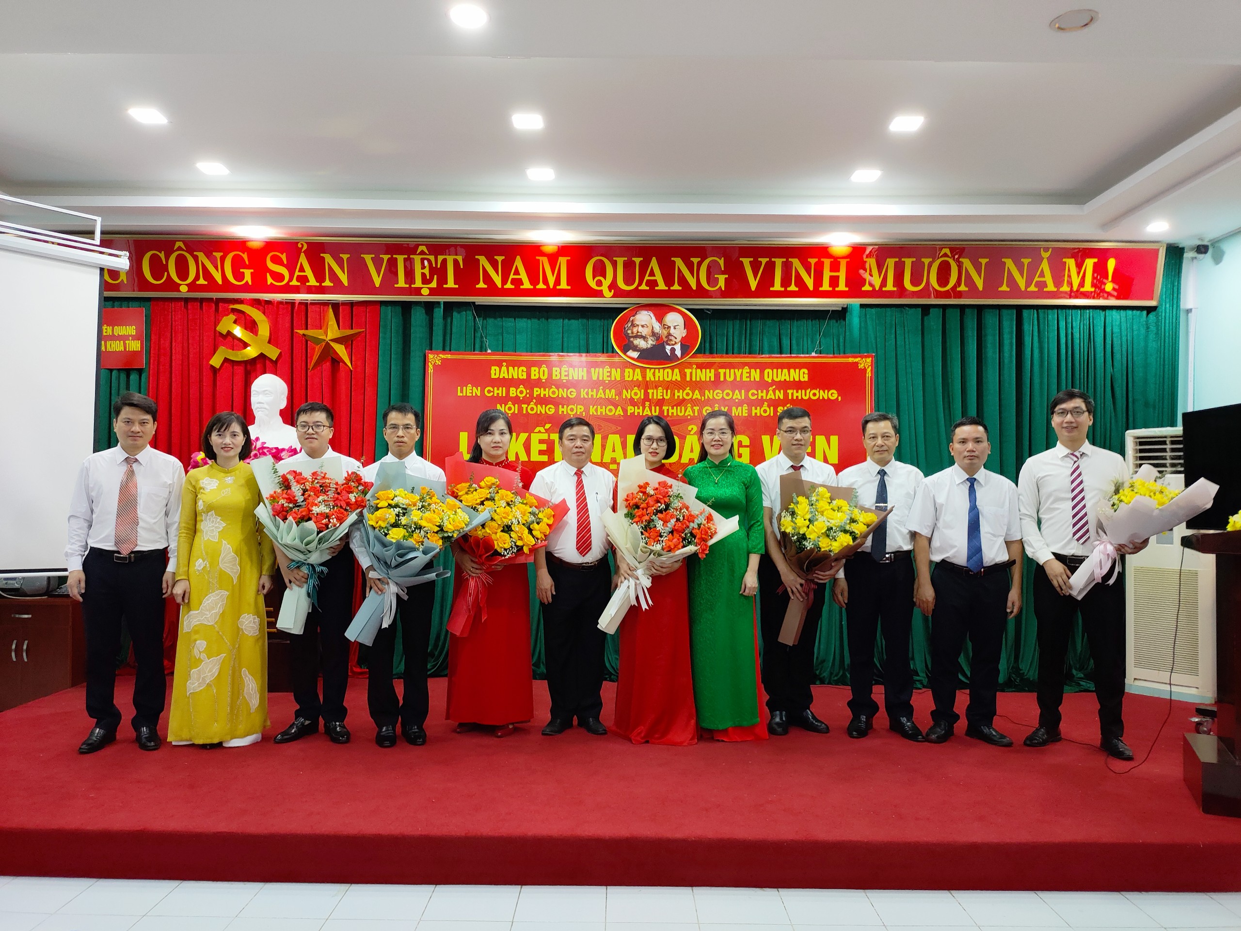 Đảng bộ Bệnh viện đa khoa tỉnh Tuyên Quang kết nạp thêm 6 Đảng viên mới