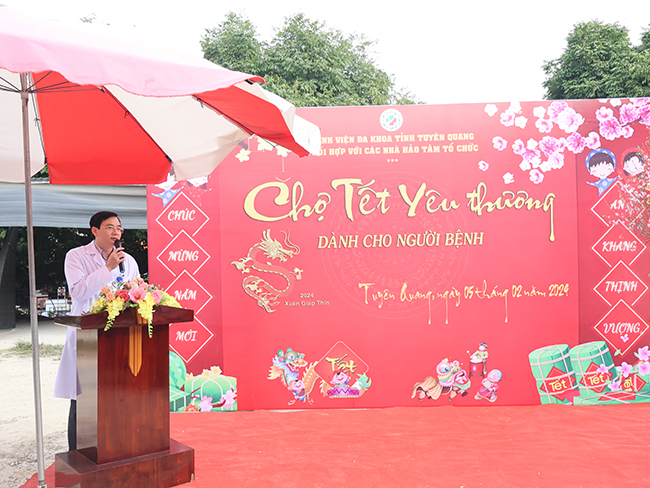 Ấm áp "Chợ Tết yêu thương" dành cho người bệnh điều trị nội trú tại Bệnh viện đa khoa tỉnh Tuyên Quang.