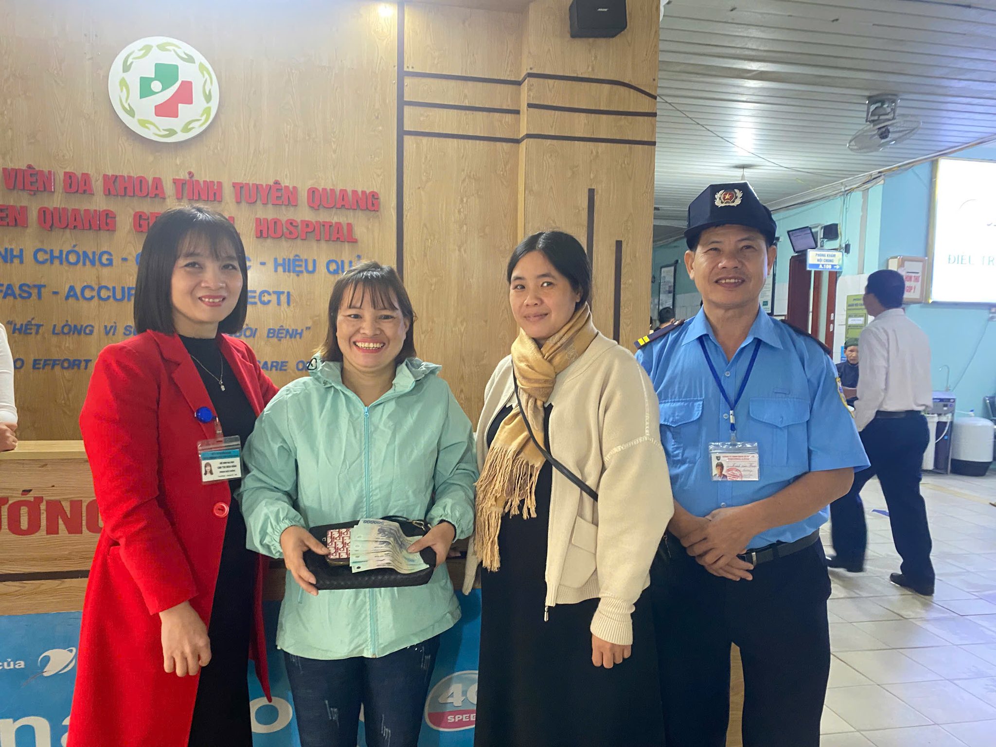 TẤM GƯƠNG NGƯỜI TỐT – VIỆC TỐT BỆNH NHÂN ĐI KHÁM NHẶT ĐƯỢC TÚI XÁCH TRỊ GIÁ LỚN VÀ TRẢ LẠI CHO NGƯỜI ĐÁNH RƠI