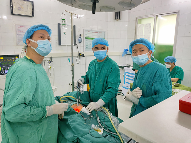 PHẪU THUẬT NỘI SOI 1 LỖ ĐIỀU TRỊ THOÁT VỊ BẸN CHO TRẺ – AN TOÀN, HIỆU QUẢ, THẨM MỸ CAO