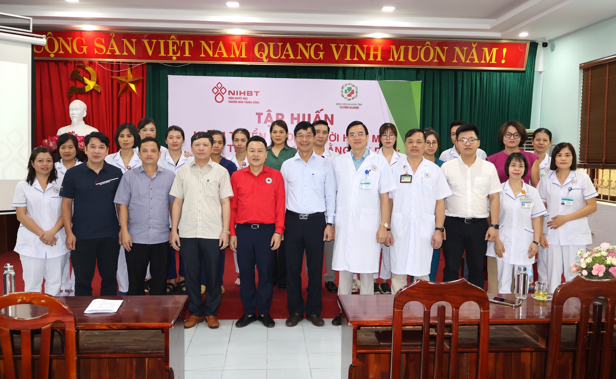 TẬP HUẤN KHÁM TUYỂN CHỌN NGƯỜI HIẾN MÁU VÀ KỸ THUẬT LẤY MÁU BẰNG TÚI DẺO; ĐẢM BẢO AN TOÀN TRUYỀN MÁU