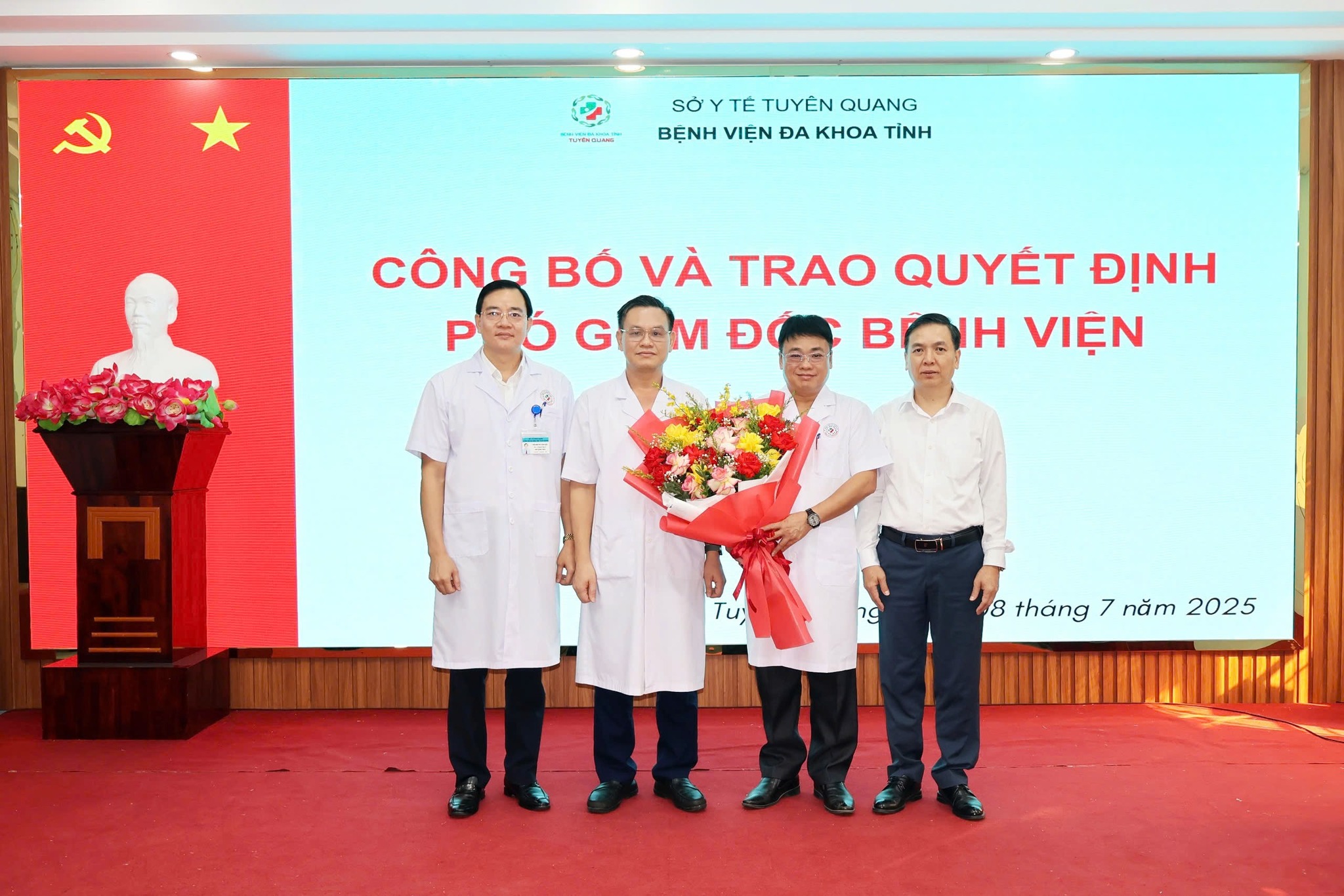 CÔNG BỐ VÀ TRAO QUYẾT ĐỊNH BỔ NHIỆM PHÓ GIÁM ĐỐC BỆNH VIỆN ĐA KHOA TỈNH TUYÊN QUANG