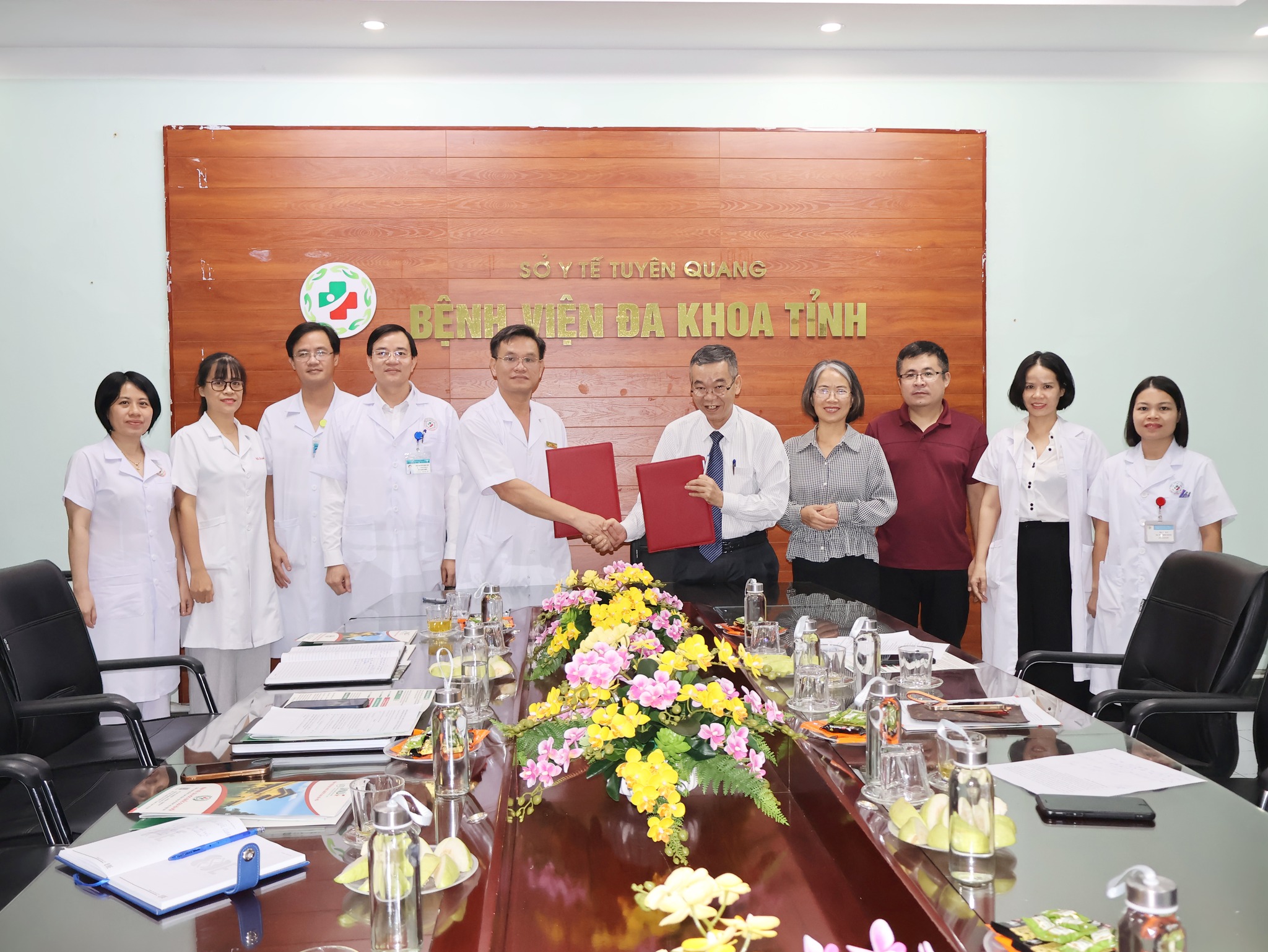 BỆNH VIỆN ĐA KHOA TỈNH TUYÊN QUANG VÀ BỆNH VIỆN ĐẠI HỌC QUỐC GIA HÀ NỘI - KÝ KẾT THỎA THUẬN HỢP TÁC CHUYÊN MÔN.