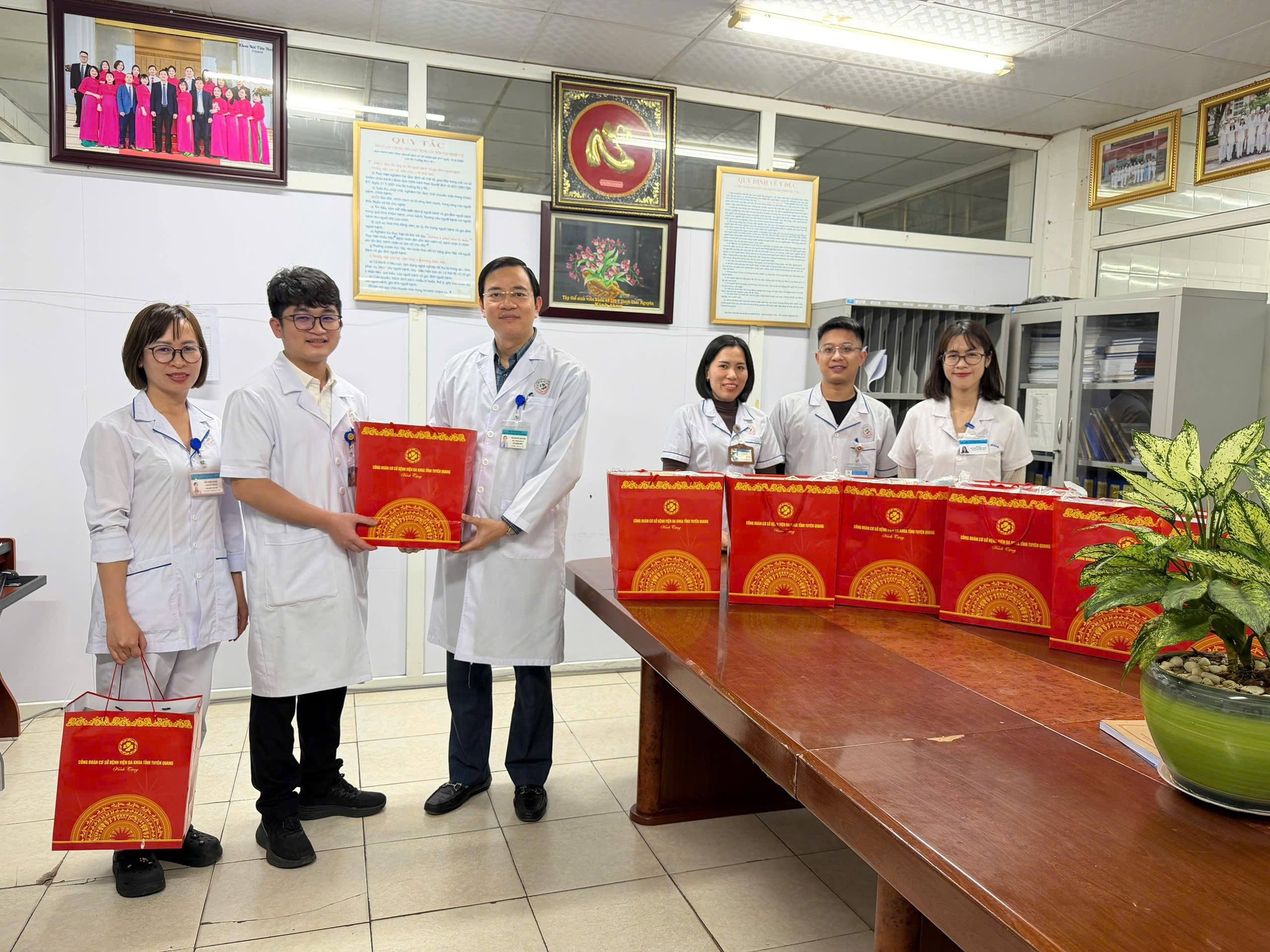 ĐOÀN VIÊN CÔNG ĐOÀN PHẤN KHỞI NHẬN QUÀ TẾT