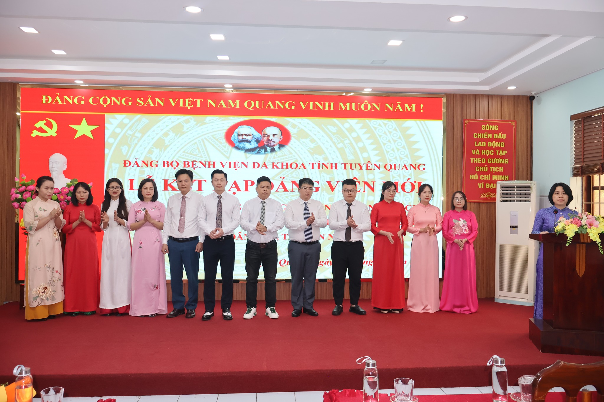 ĐẢNG BỘ BỆNH VIỆN ĐA KHOA TỈNH TUYÊN QUANG LONG TRỌNG TỔ CHỨC LỄ KẾT NẠP 12 ĐẢNG VIÊN MỚI