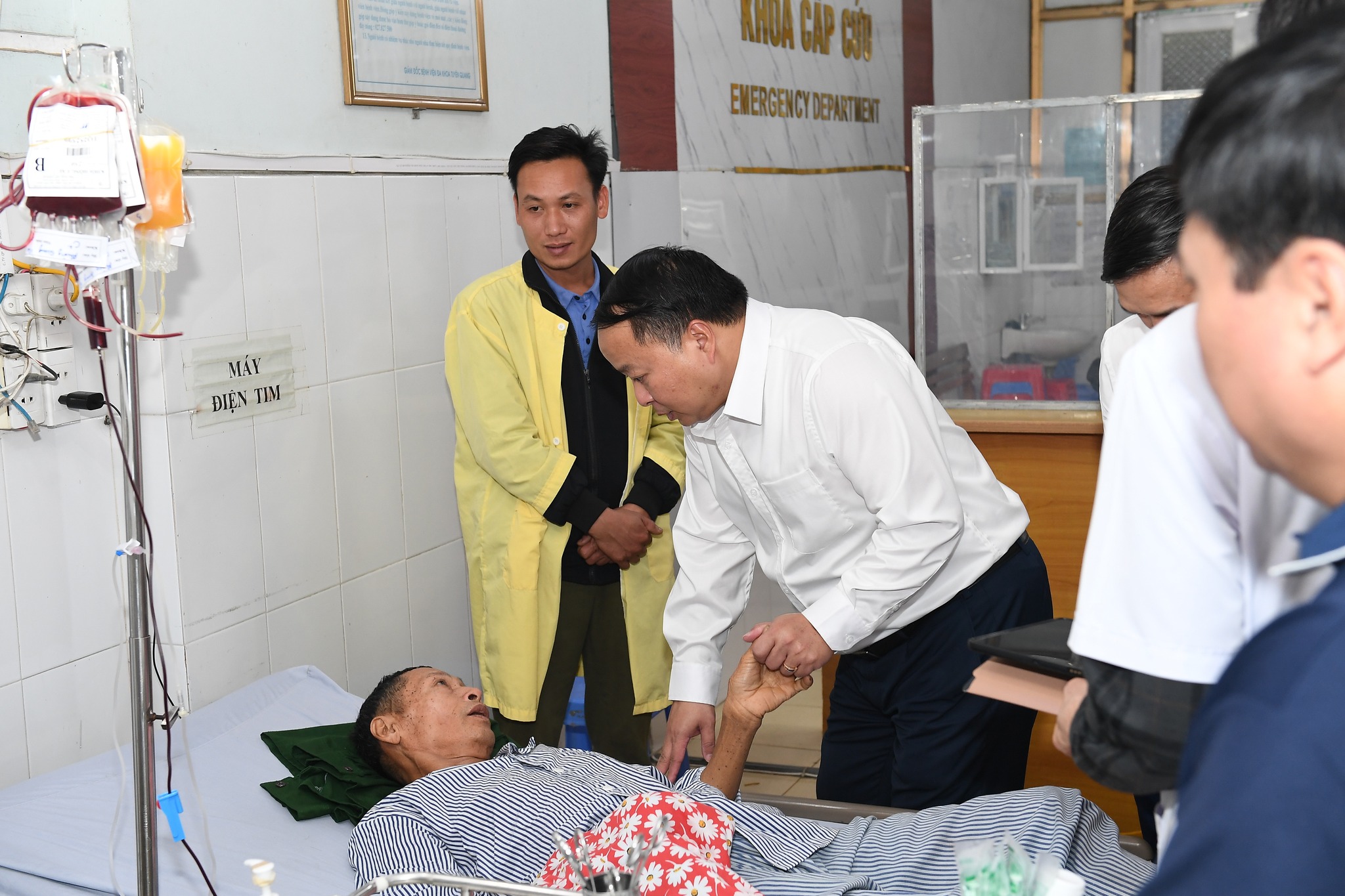 Chủ tịch UBND tỉnh Phan Huy Ngọc thăm, động viên, tặng quà các bệnh nhân đang điều trị tại Bệnh viện Đa khoa tỉnh