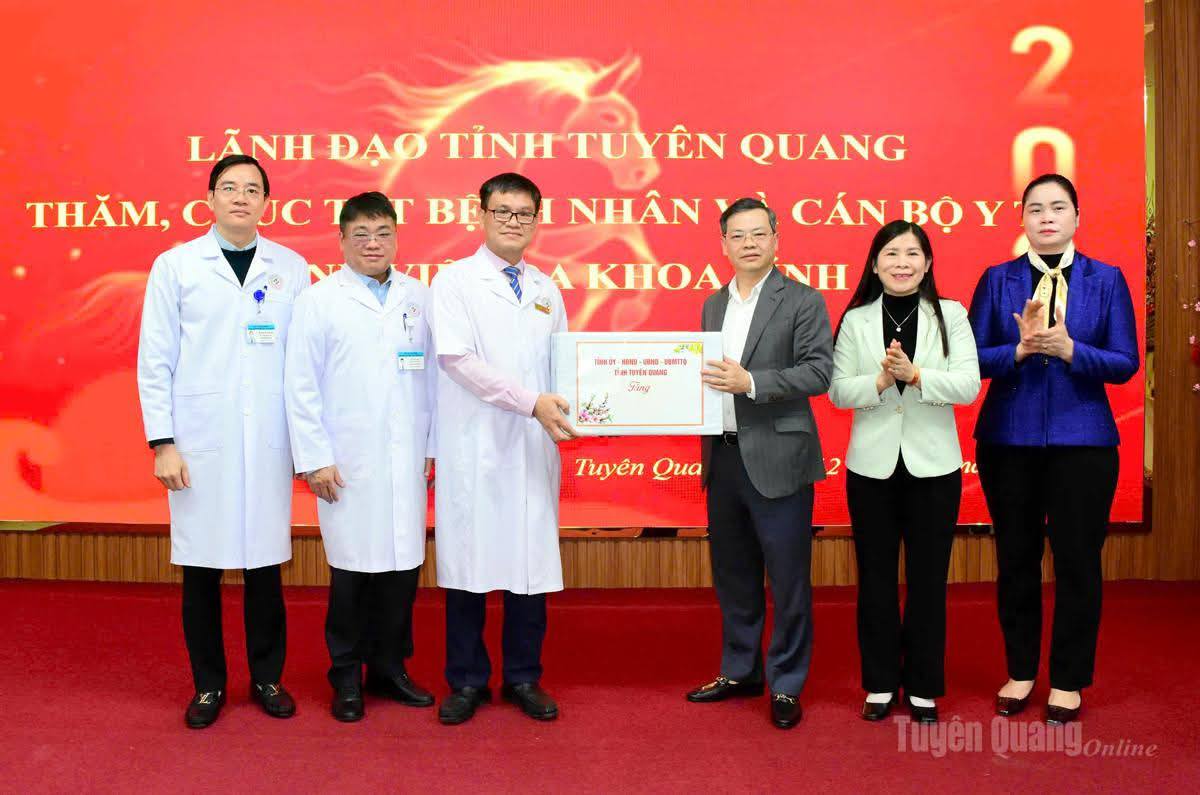 LÃNH ĐẠO TỈNH THĂM, CHÚC TẾT VÀ ĐỘNG VIÊN NGƯỜI BỆNH, CÁN BỘ Y TẾ BỆNH VIỆN ĐA KHOA TỈNH TUYÊN QUANG