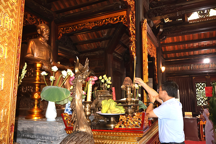 DÂNG HƯƠNG TƯỞNG NIỆM CHỦ TỊCH HỒ CHÍ MINH KÍNH YÊU