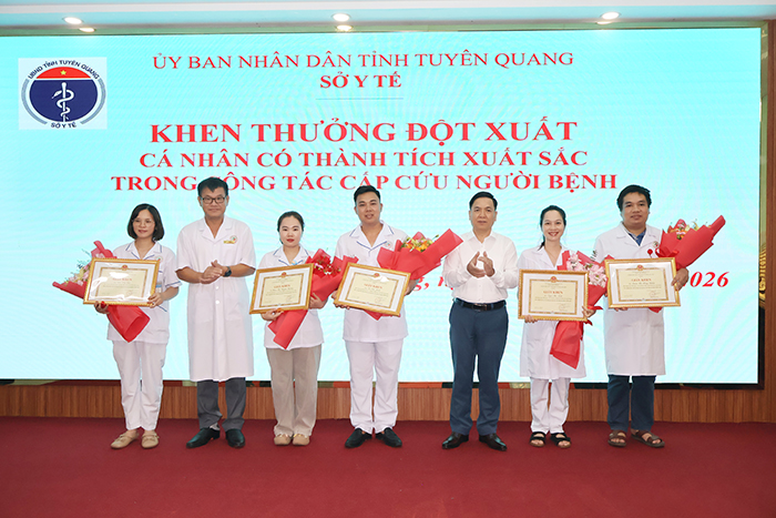 SỞ Y TẾ TUYÊN QUANG KHEN THƯỞNG 5 CÁN BỘ Y TẾ DŨNG CẢM CỨU SỐNG NẠN NHÂN ĐUỐI NƯỚC TẠI BIỂN NHẬT LỆ.