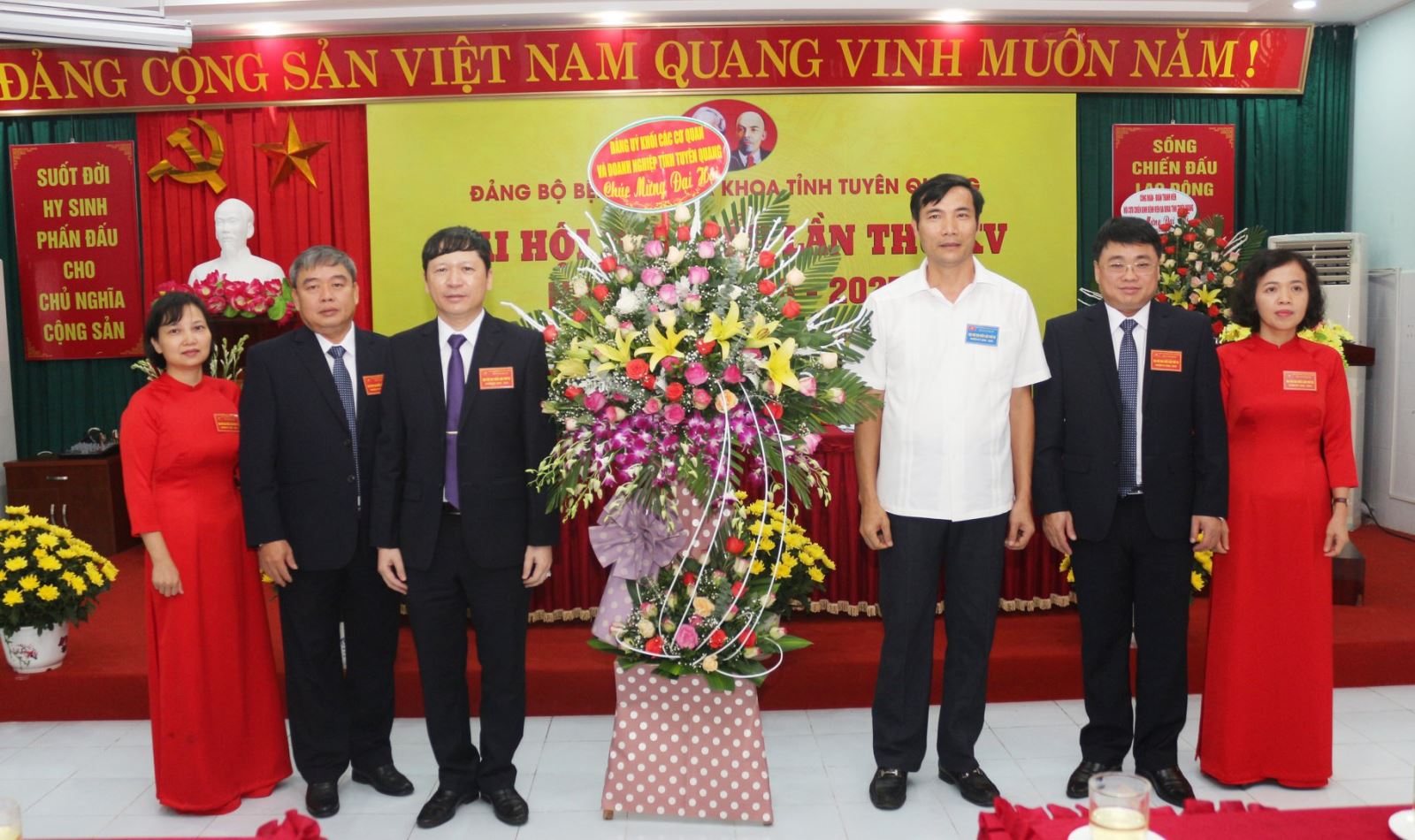 Đ/c Trần Việt Hùng – Phó Bí thư Đảng ủy khối các cơ quan và doanh nghiệp tỉnh tặng hoa chúc mừng Đại hội